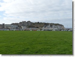P1030234 * Vue depuis l'esplande en bord de mer sur le château-musée dominant la ville de Dieppe. * 1600 x 1200 * (453KB)