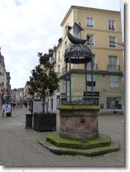 P1030244 * Dans une des nombreuses rues commerçantes du centre historique de Dieppe. * 1200 x 1600 * (507KB)