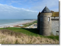 P1030259 * Vue sur le front de mer depuis les hauteurs du château-musée de Dieppe. * 1600 x 1200 * (616KB)