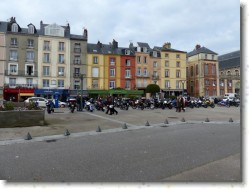 P1030286 * Sur les bords du port de Dieppe, les maisons traduisent une activité de commerce florissante. * 1600 x 1200 * (562KB)