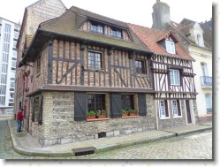 P1030298 * Une des rares maisons normandes à colombage dans les rues de Dieppe. * 1600 x 1200 * (701KB)