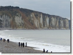 P1030330 * Un pan entier de la falaise s'est écroulé au large de Dieppe. * 1600 x 1200 * (501KB)