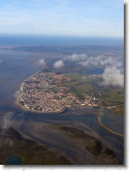 P1100920 * La village du Crotoy sur le bord Nord de la Baie de Somme. * 1200 x 1600 * (396KB)