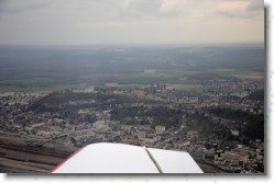 Laon (035) * Vue sur la cathédrale de Laon, qui a donné à la ville le surnom de Montagne couronnée. * 1600 x 1059 * (385KB)