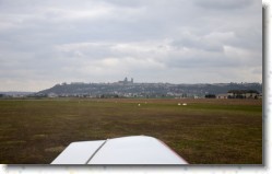 Laon (044) Vue depuis le terrain * Atterrissage sur le terrain de Laon aux pieds de la ville. * 1600 x 1001 * (277KB)