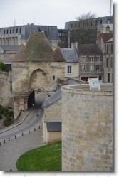 Laon (076) Porte historique * Une des portes d'entrée dans la Cité Médiévale. * 1059 x 1600 * (503KB)