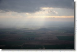 Laon (081) * En direction du Chemin des Dames, la plaine de Laon se déroule à nos pieds. * 1600 x 1059 * (200KB)