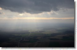 Laon (082) * En direction du Chemin des Dames, la plaine de Laon se déroule à nos pieds. * 1600 x 1011 * (189KB)