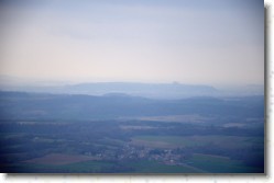Laon (092) Vue de Laon et son plateau * Vue sur la Cité Médiévale de Laon depuis le site historique et lieu de mémoire du Chemin des Dames. * 1600 x 1059 * (316KB)
