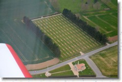 Laon (100) Chemin des Dames * Sur le site historique et lieu de mémoire du Chemin des Dames : le Cimetière militaire de Cerny-en-Laonnois. * 1600 x 1059 * (490KB)