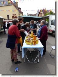 P1050040 * Vente de Miel local sur la place du Marché de Semur-en-Auxois * 1200 x 1600 * (574KB)