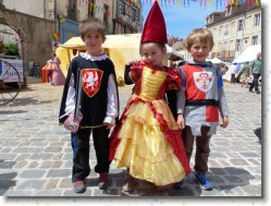 P1050121 * Le jeune public est sous le charme de cette fête : ici une princesse entourée de ses deux chevaliers armés ! * 1600 x 1200 * (618KB)