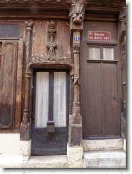 P1060095 * Des maisons du XVIème siècle au centre d'Aubigny-sur-Nère. * 1200 x 1600 * (574KB)