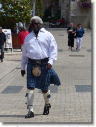 P1060101 * Premiers kilts rencontrés en ville. * 1200 x 1600 * (494KB)