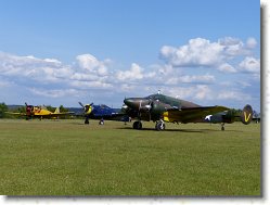 P1080055 * Avions de l�gende au d�collage. * 1600 x 1200 * (505KB)
