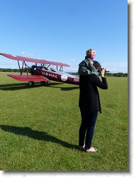 P1080624 * Aux pieds d'un magnifique Stearman aux couleurs de la Poste volante US. * 1200 x 1600 * (629KB)