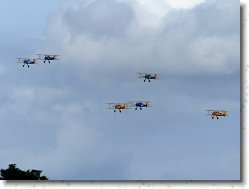 P1080697 * Vol en patrouille de Stearman. * 1600 x 1200 * (215KB)