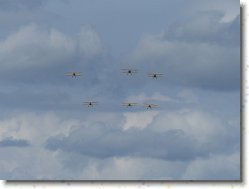 P1080699 * Vol en patrouille de Stearman. * 1600 x 1200 * (179KB)