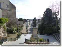 P1110437 * La place Denis Papin qui offre une vue en perspective depuis les hauteurs de la ville jusque vers la Loire et l'un de ses ponts situés en contrebas. * 1600 x 1200 * (599KB)