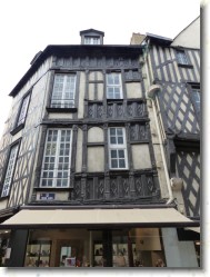 P1110482 * Magnifiques maisons à colombages. * 1200 x 1600 * (434KB)