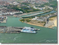 P1060472 * Le terminal des Ferries à Boulogne/Mer. * 1600 x 1200 * (722KB)