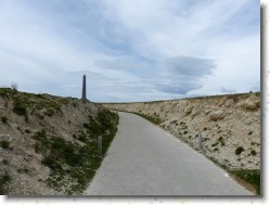 P1140646 * Le monument du Cap Blanc-Nez, départ de notre randonnée dans le site naturel des Deux-Caps. * 1600 x 1200 * (499KB)