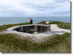 P1140683 * En nous éloignant du Cap Blanc-Nez, nous croisons de nombreux vestiges de l'occupation allemande, tout particulièrement des blockhaus. * 1600 x 1200 * (591KB)