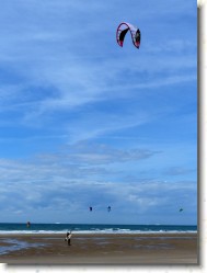 P1140722 * Kite-surfeurs sur la plage de Wissant. * 1200 x 1600 * (274KB)