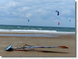 P1140725 * Kite-surfeurs sur la plage de Wissant. * 1600 x 1200 * (362KB)