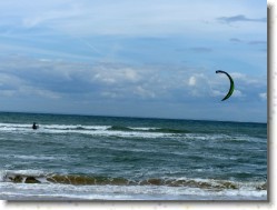 P1140740 * Kite-surfeurs sur la plage de Wissant. * 1600 x 1200 * (425KB)