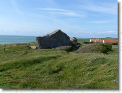P1140832 * Ce blockhaus allemand n'a pas été raté par les bombardements anglais ! * 1600 x 1200 * (607KB)