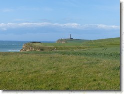 P1140840 * Nous longeons les falaises en direction du Cap Gris-Nez qu'on aperçoit au loin. * 1600 x 1200 * (536KB)