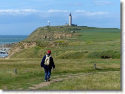P1140851 * Nous arrivons bientôt au terme de notre randonnée : le Cap Gris-Nez est en vue ! * 1600 x 1200 * (624KB)