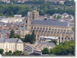 P1150151 * La Cathédrale de Bourges, vue du ciel. * 1600 x 1200 * (755KB)