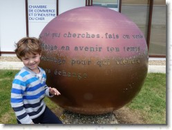 P1150168 * Louis, commercial de la CCI devant la boule. * 1600 x 1200 * (573KB)