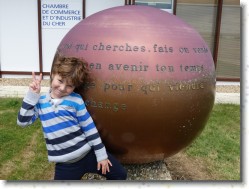P1150169 * Louis, commercial de la CCI devant la boule. * 1600 x 1200 * (576KB)
