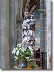P1150177 * Statue de la Vierge et l'Enfant fleurie de Lys. * 1200 x 1600 * (415KB)