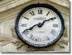 P1150205 * Ancienne horloge sur le fronton d'un bel hôtel particulier dans le vieux Bourges. * 1600 x 1200 * (565KB)