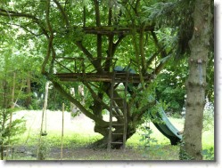 P1150223 * Les Marais de Bourges : cabane dans les arbres. * 1600 x 1200 * (773KB)