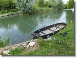 P1150229 * Les Marais de Bourges : une barque privée sur l'Yèvre. * 1600 x 1200 * (814KB)