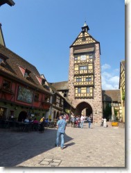 P1140092 * La célèbre porte d'entrée du village de Riquewihr, datant du Moyen-âge. * 1200 x 1600 * (493KB)